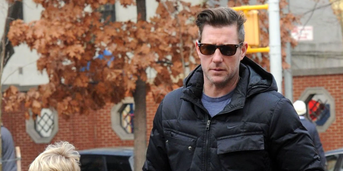 Ray-Ban New Wayfarer 2132 710 - As Seen On Emma Watson & Tom Pelphrey - Image 7