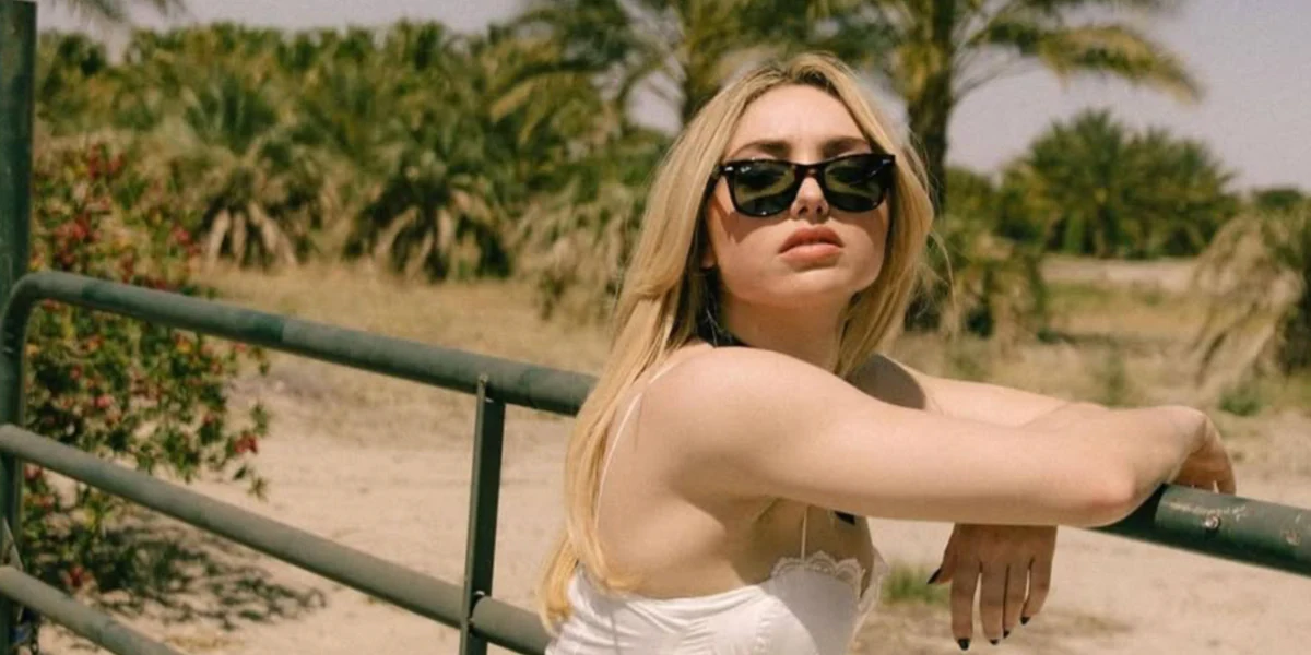 Ray-Ban New Wayfarer RB 2132 902 - As Seen On Bruce Willis & Peyton List - Image 4