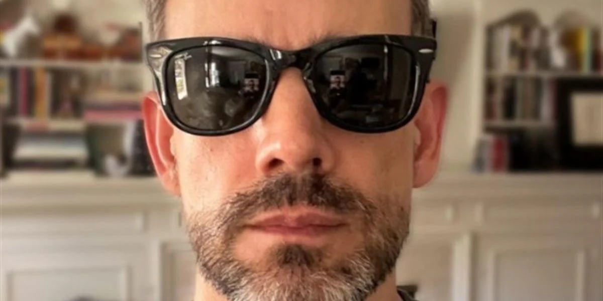 Ray-Ban Wayfarer Ease RB 4340 601 - As Seen on Charles Leclerc & Ethan Hawke - Image 11