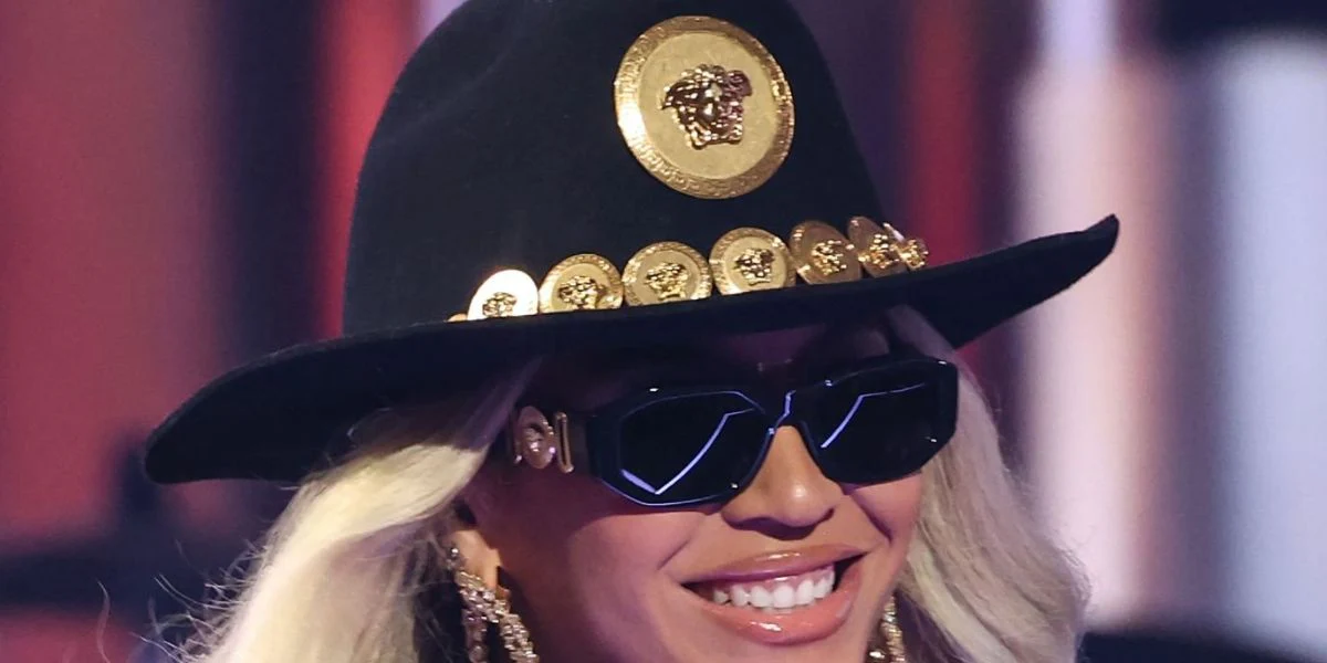 Versace 4361 GB1/87 Medusa Biggie Sunglasses - As Seen On Sabrina Carpenter & Kim Kardashian - Image 7